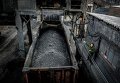 Отгрузка угля в вагоны на шахте имени Челюскинцев в Донецке