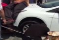 В Стамбуле прохожие спасли туристический автомобиль от падения в Босфор