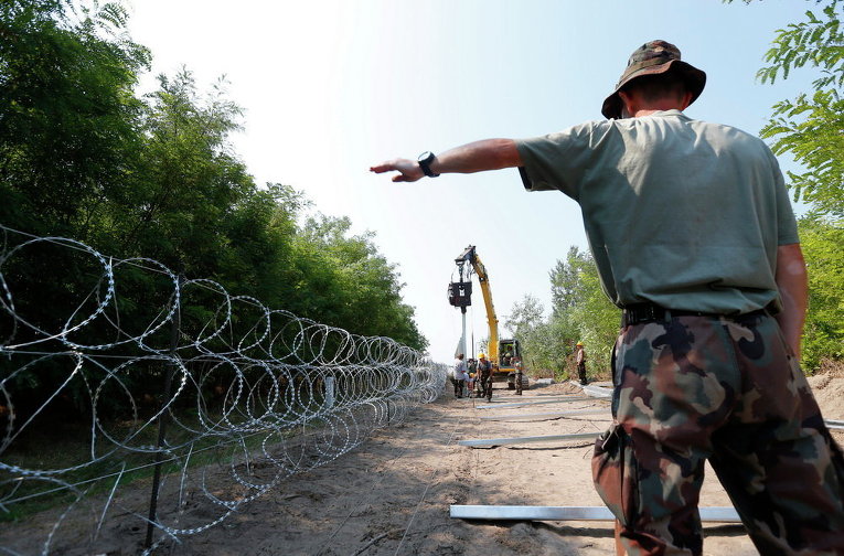 Венгерские солдаты строят забор из колючей проволоки вблизи Ашотхалома