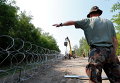 Венгерские солдаты строят забор из колючей проволоки вблизи Ашотхалома
