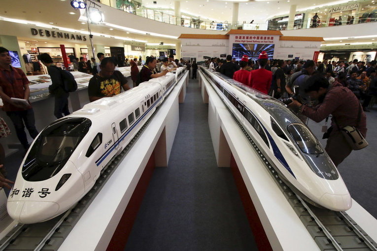 Модели скоростных китайских поездов на выставке Fast Track в Джакарте, Индонезия