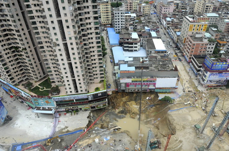 Провал на строительной площадке возле жилых и коммерческих зданий в городе Дунгуань, провинция Гуандун, Китай