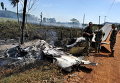 Парагвайские солдаты на месте крушения небольшого самолета, который разбился в сельской местности в Парагвае