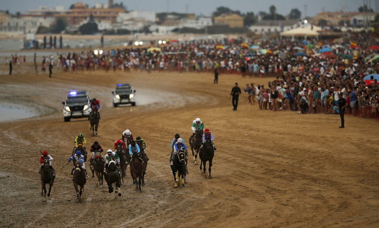 Традиционная гонка вдоль пляжа Санлукар-де-Баррмеда, на юге Испании
