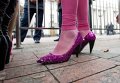 Девушка в розовых туфлях
