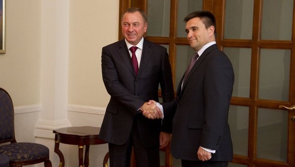 Главы МИД Белоруссии и Украины Владимир Макей и Павел Климкин во время встречи в Киеве