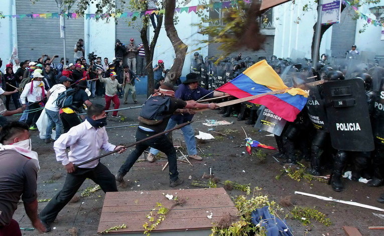 Столкновения демонстрантов с полицией во время марша в Кито, Эквадор