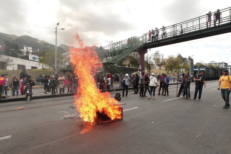 Демонстранты во время акции протеста в Кито, Эквадор