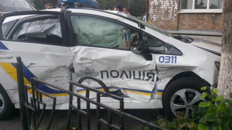 Разбитый автомобиль полиции в Киеве
