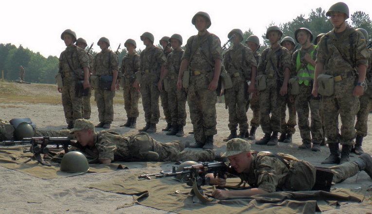 Первокурсники Академии сухопутных войск активно осваивают военную деятельность на полигоне