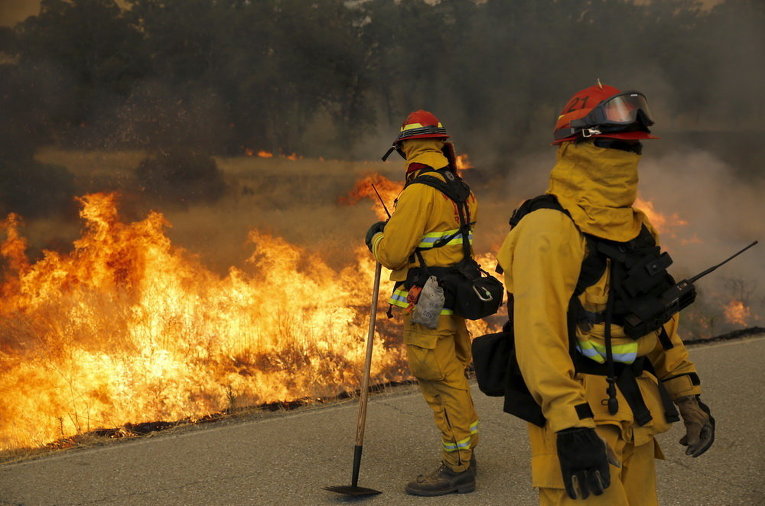 Пожарные на месте возгорания в Лейк-Каунти, Калифорния, США