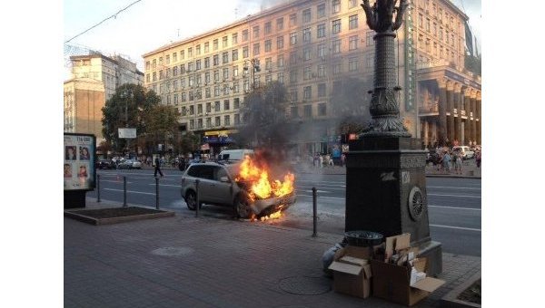 Сгоревший автомобиль посольства США в Украине в Киеве
