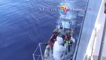40 мигрантов из Ливии задохнулись в трюме по пути на Лампедузу. Видео