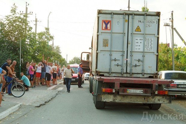 Жители села Новая Долина Одесской области перекрыли дорогу