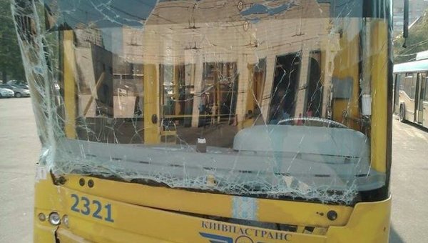 Разбитый троллейбус в Киеве