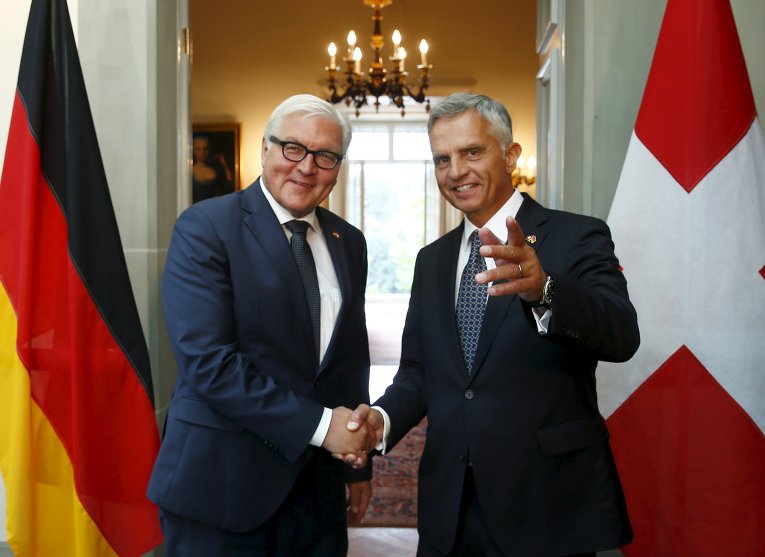 Министр иностранных дел Швейцарии Дидье Беркхолтер приветствует своего немецкого коллегу Франк-Вальтер Штайнмайеру в ходе рабочего визита в Берн, Швейцария