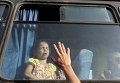 Палестинская девочка в автобусе, который отправляется в Египет