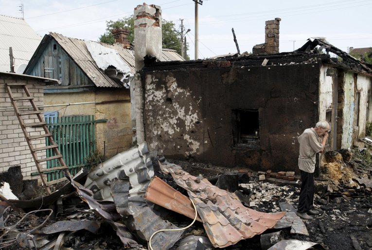 Житель Донецка плачет за-за разрушенного дома