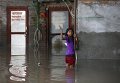 Девочка стоит возле своего дома, залитого вследствие проливных дождей в Катманду, Непал