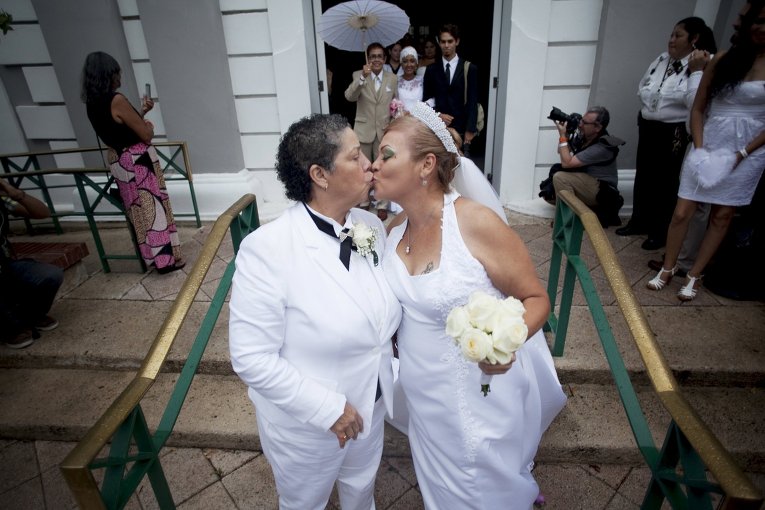 Альма Росадо и Флор Мария поцелуются после регистрации брака в Сан-Хуане, Пуэрто-Рико.