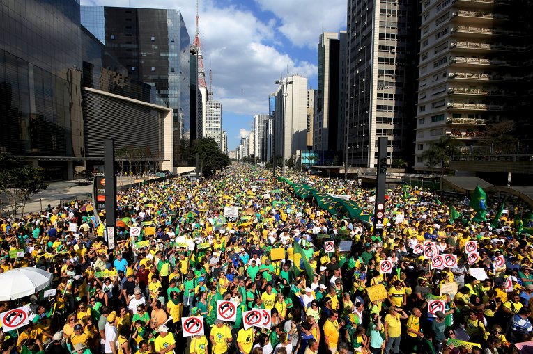 В Бразилии требуют импичмента президента страны Дилмы Руселф