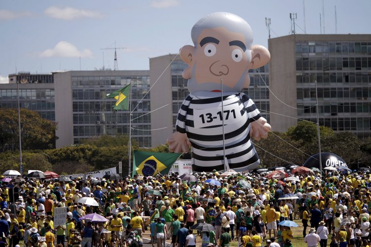 В Бразилии протестуют против политики президента страны Дилмы Русселфф, на фото - участники акции процесса с надувной куклой экс-президента Луиса Инасиу Лула да Силва