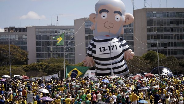 В Бразилии протестуют против политики президента страны Дилмы Русселфф, на фото - участники акции процесса с надувной куклой экс-президента Луиса Инасиу Лула да Силва. Архивное фото