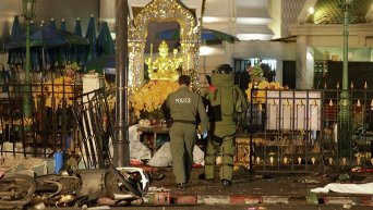 Полиция и спасатели на месте теракта в Таиланде (18+)