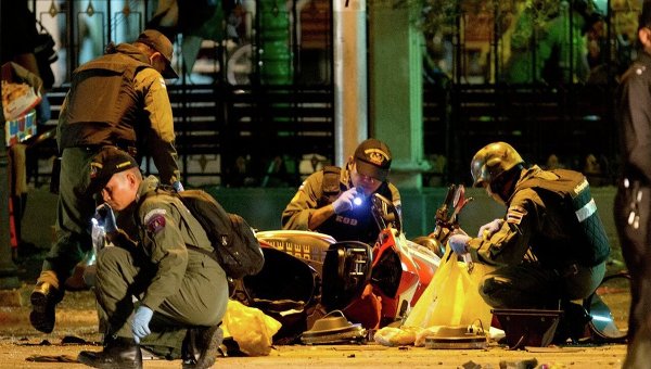 Полиция и спасатели на месте теракта в Таиланде