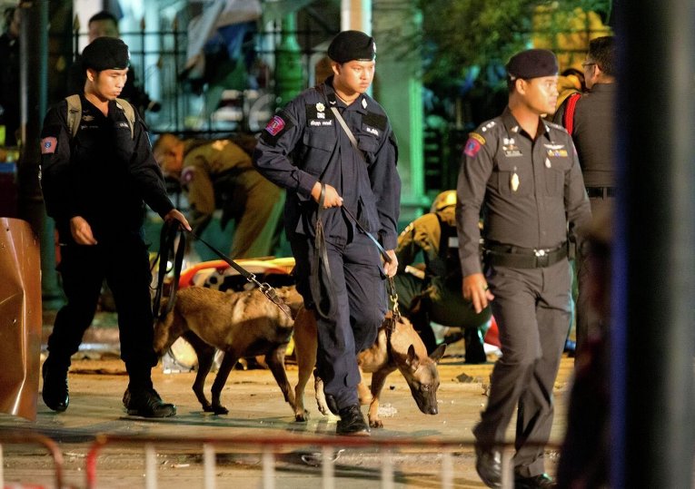 Полиция и спасатели на месте теракта в Таиланде (18+)
