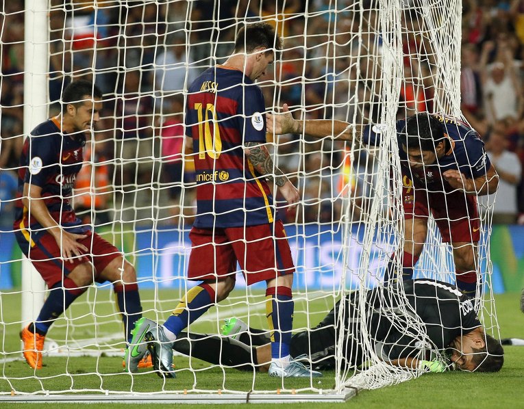 Игроки Барселоны спорят с вратарем Атлетико во время матча за Супер Кубок Испании