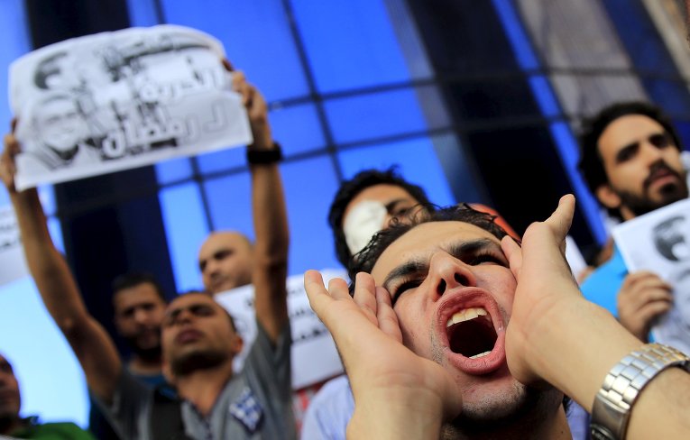 Египетские журналисты протестую против задержания Ахмеда Рамадана, фотокорреспондента египетской частной газеты Тахрир