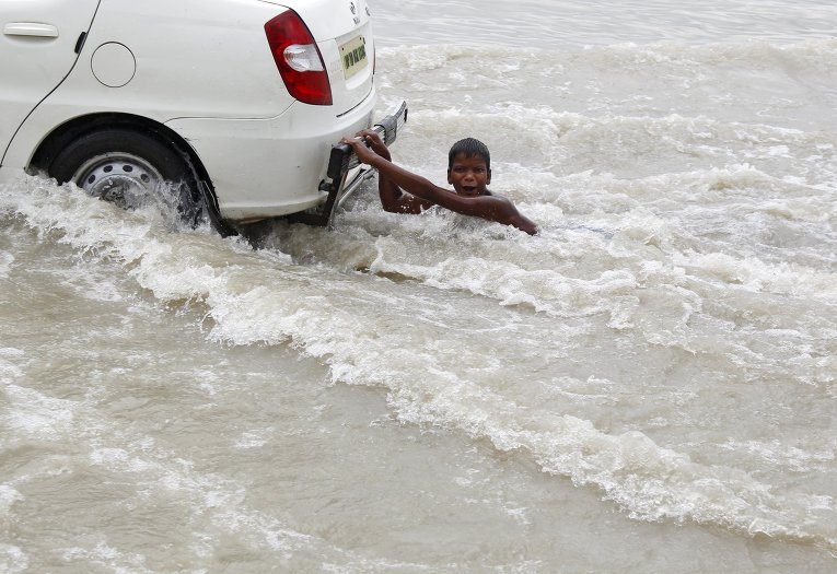 После сильнейший ливней в Индии река Ганг вышла из берегов