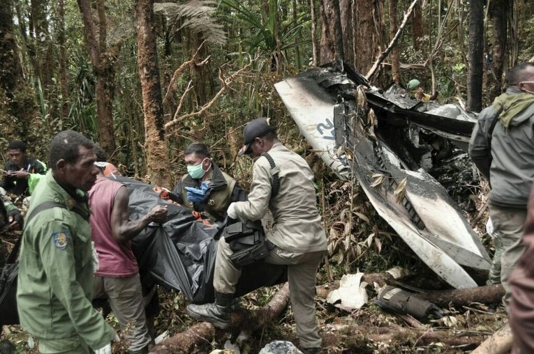 На месте крушения самолета индонезийской авиакомпании Trigana Air Service