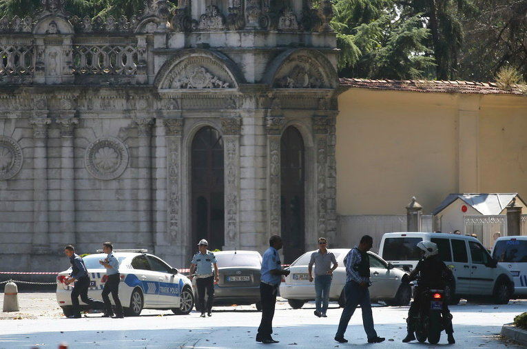 Турецкая полиция после инцидента у входа во дворец Долмабахче в Стамбуле, Турция