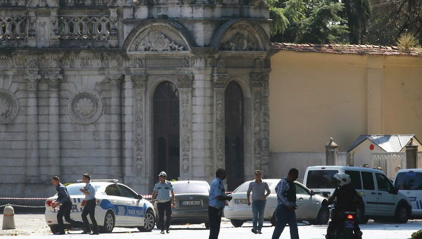 Турецкая полиция после инцидента у входа во дворец Долмабахче в Стамбуле, Турция