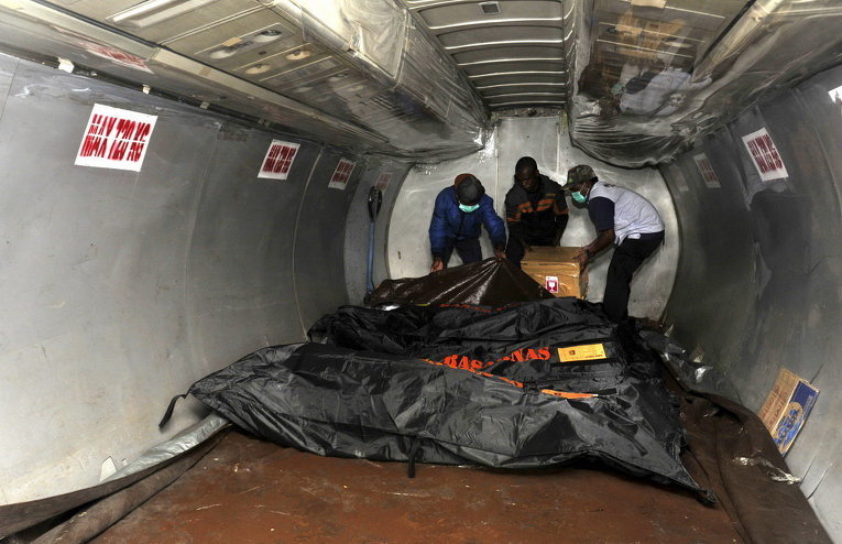 Участники спасательной команды транспортируют тела погибших при крушении самолета Trigana air в аэропорту Оксибил в провинции Папуа, Индонезия