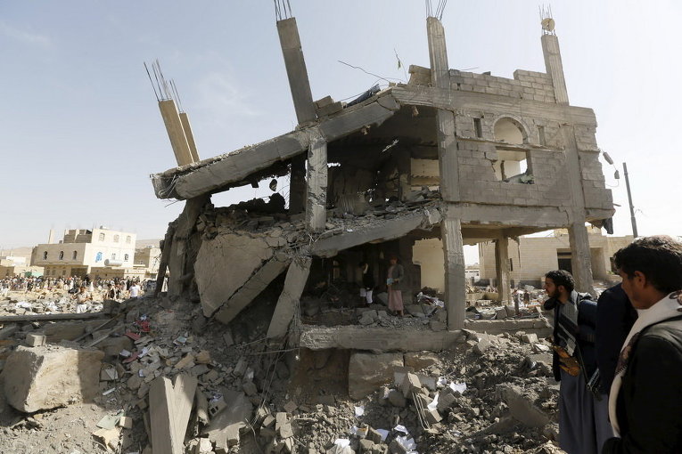 Здание, разрушенное авиаударом на северо-западе города Амран, Йемен