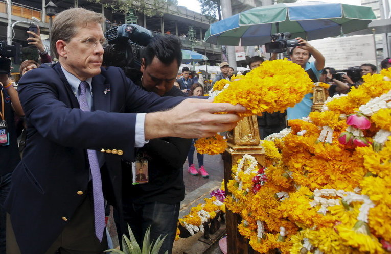 Поверенный в делах США Патрик Мерфи чтит память жертв на месте смертельного взрыва в центре Бангкока, Таиланд