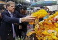 Поверенный в делах США Патрик Мерфи чтит память жертв на месте смертельного взрыва в центре Бангкока, Таиланд