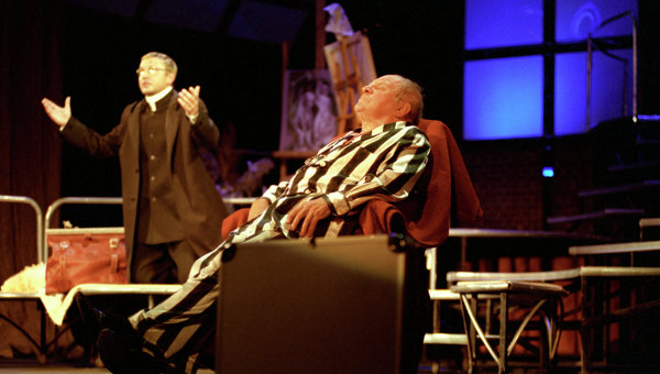 Лев Дуров (справа) в роли Вольфганга Швиттера и Никита Салопин в роли священника в спектакле Метеор.