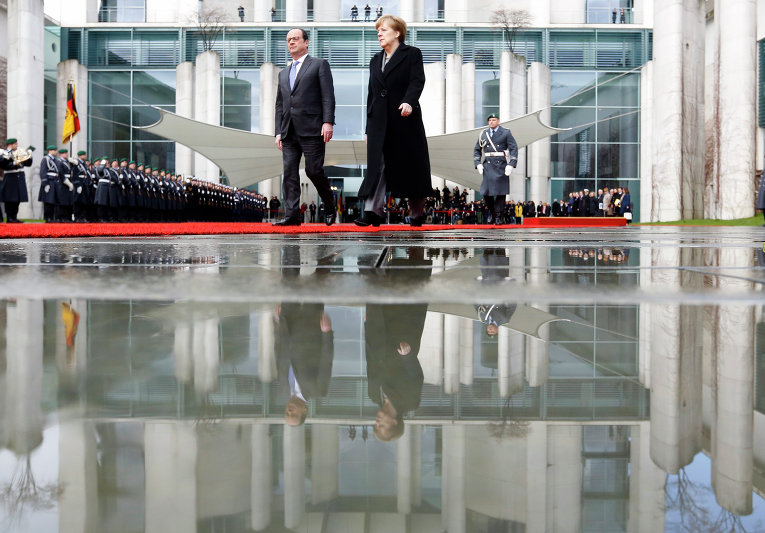 Канцлер Германии Ангела Меркель и президент Франции Франсуа Олланд на военной церемонии в Берлине