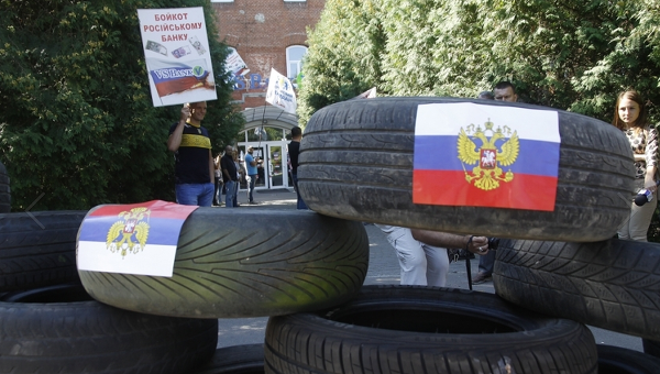 Во Львове устроили беспорядки под офисом российского VS Bank