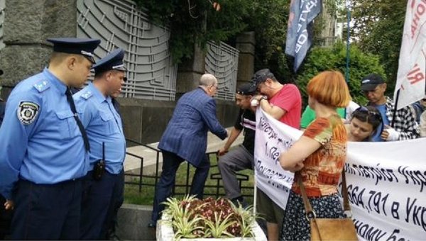 Акция возле Администрации президента в Киеве