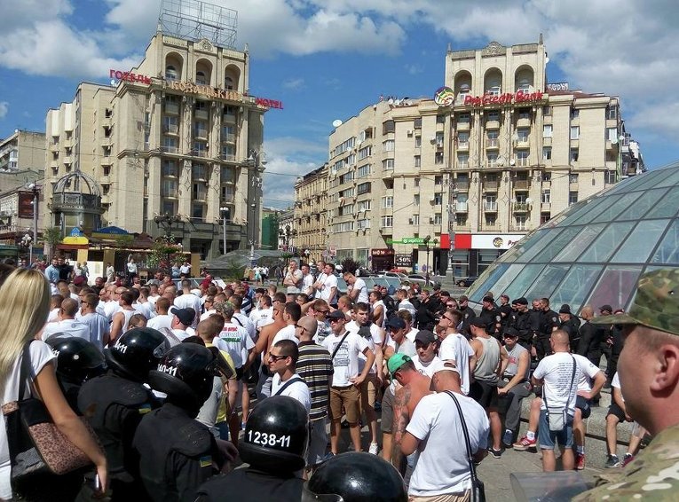 Беспорядки с участием футбольных болельщиков в Киеве на Майдане Незалежности