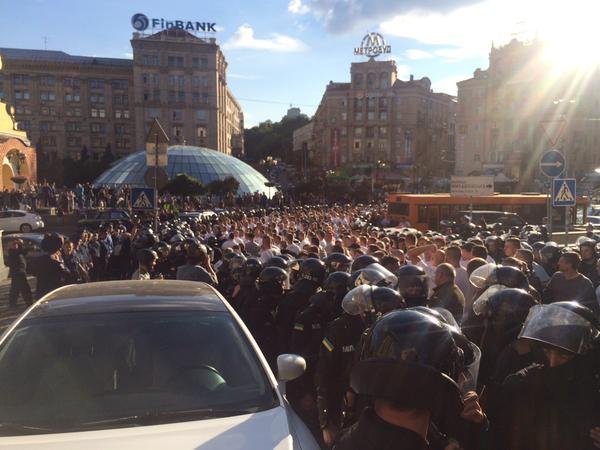 Столкновения фанантов и милиции на Майдане Незалежности в Киеве