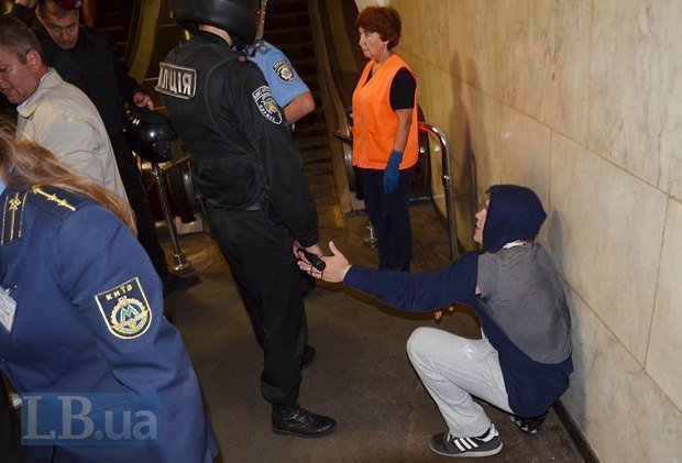 Задержания фанатов на станции метро Арсенальная