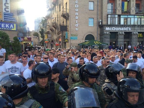 Столкновения фанатов и милиции на Майдане Незалежности в Киеве