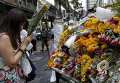 Женщина пришла с цветами к месту смертельного взрыва в центре Бангкока, Таиланд