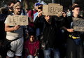 Иммигранты ждут на линии границы Македонии и Греции, чтобы войти в Македонию
